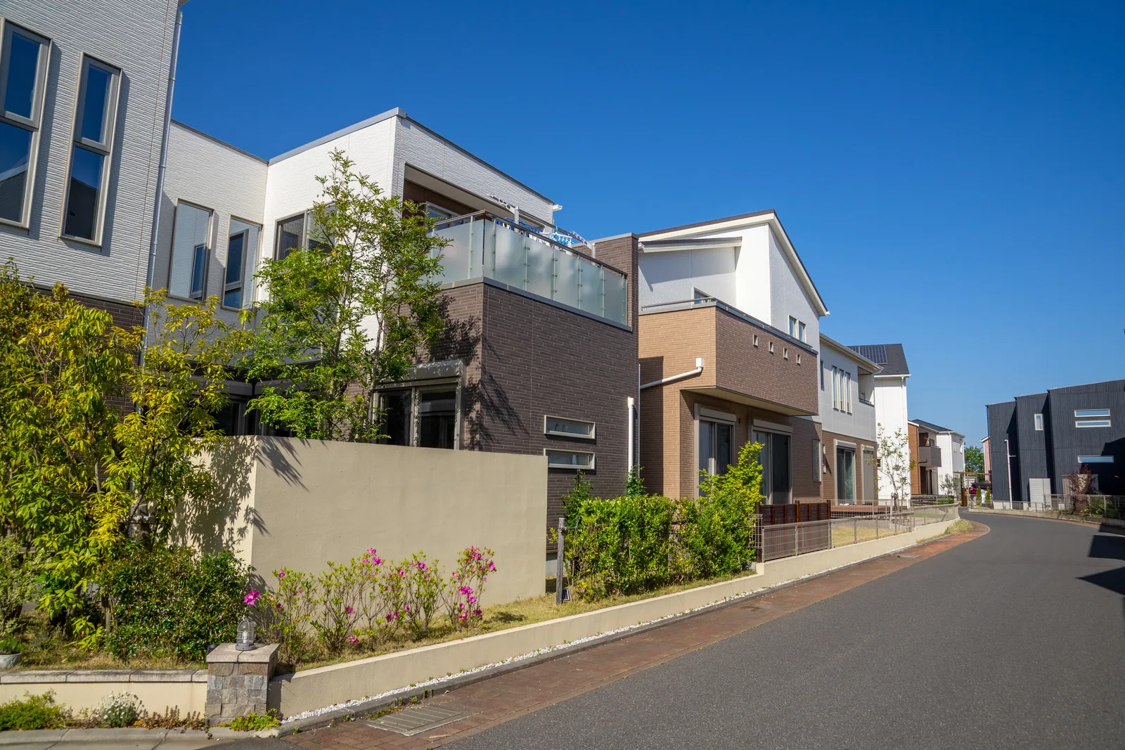 新築住宅が並ぶ街並み