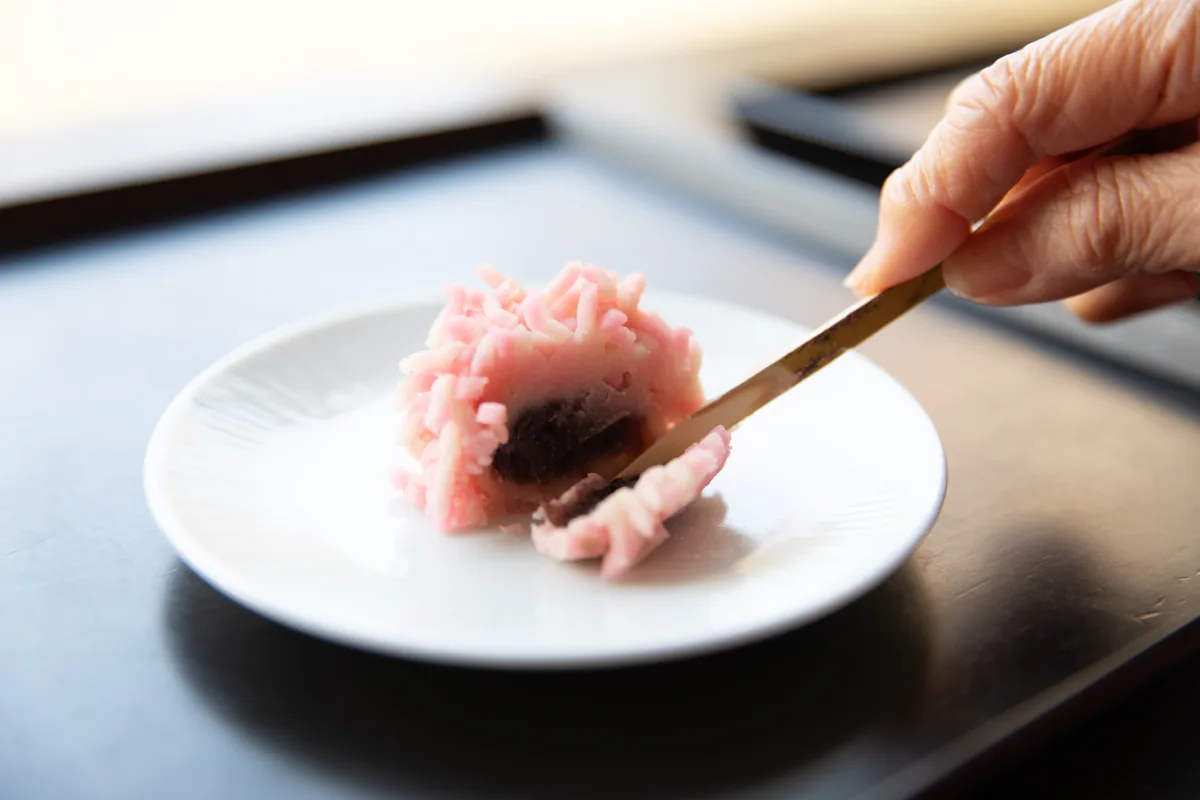 和菓子を切り分ける職人の手元
