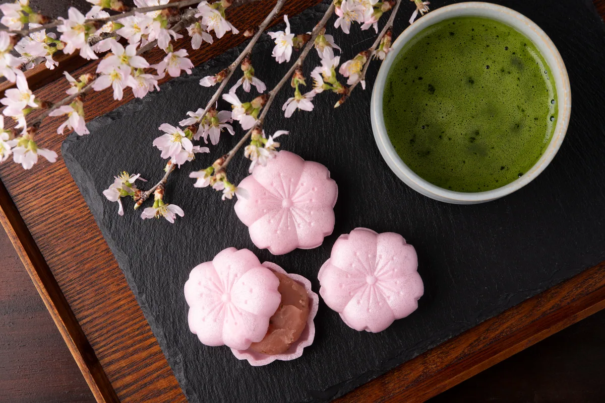桜の生菓子と抹茶