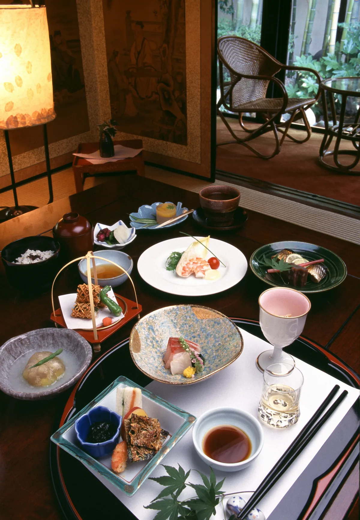 和室に並べた会席の膳