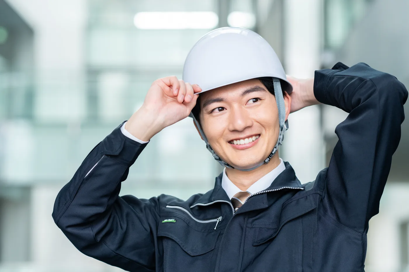 ヘルメットを直す若手作業員