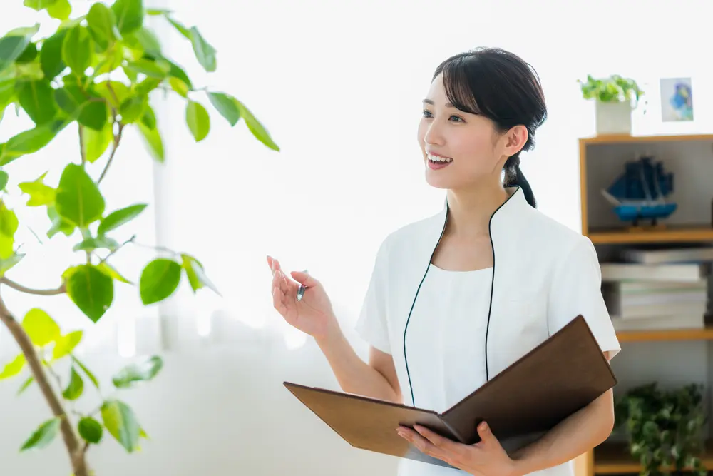 手元で薬剤を見せながら説明するスタッフ