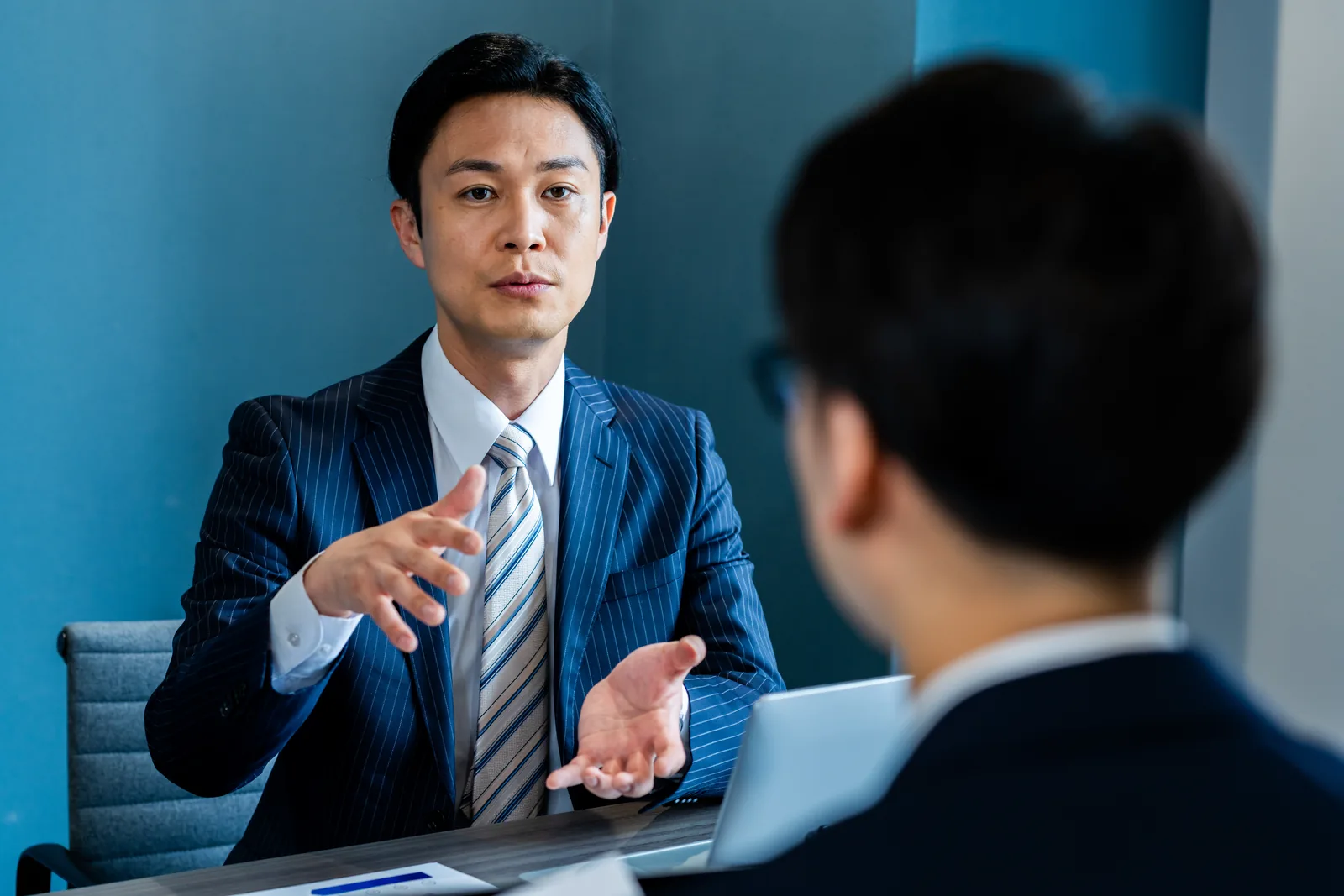 相談に応じる不動産の担当者