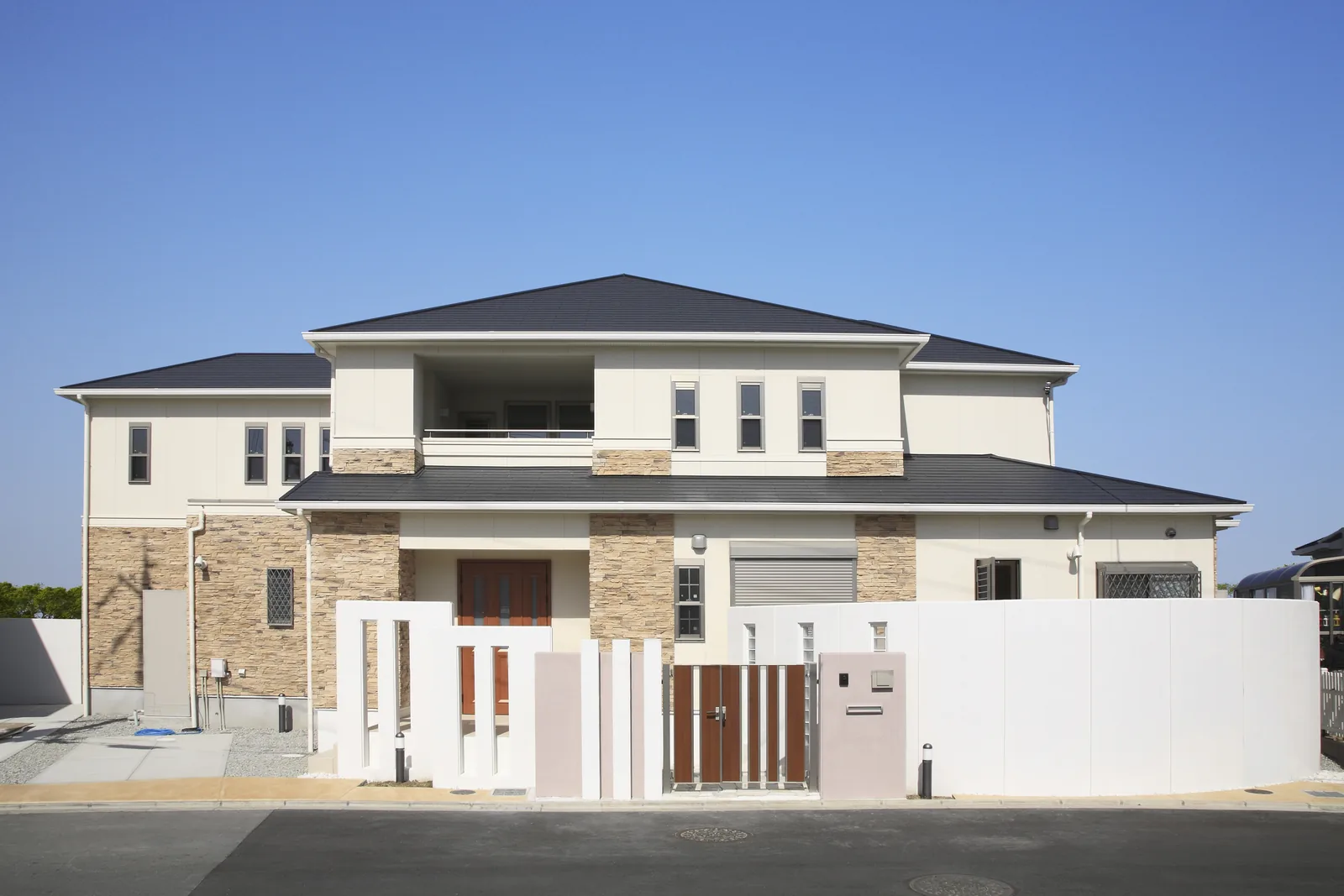 門と塀のある日本の戸建て住宅