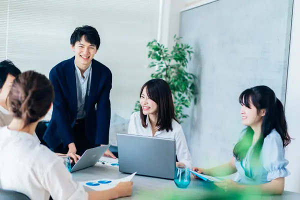 ノートPCを囲んで検討する様子