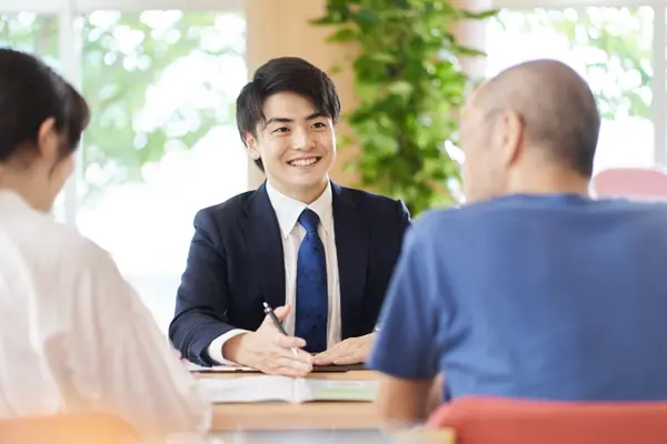 来客の相談に応じる担当者