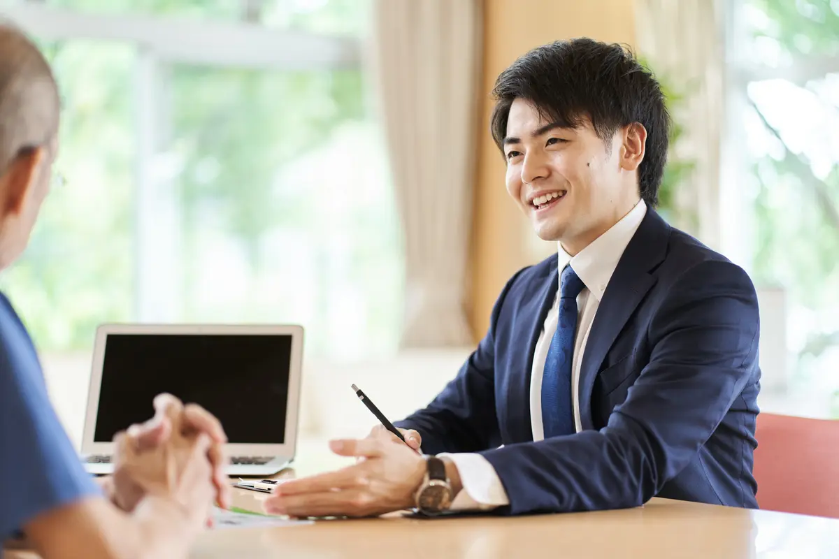 デスクで説明する担当者
